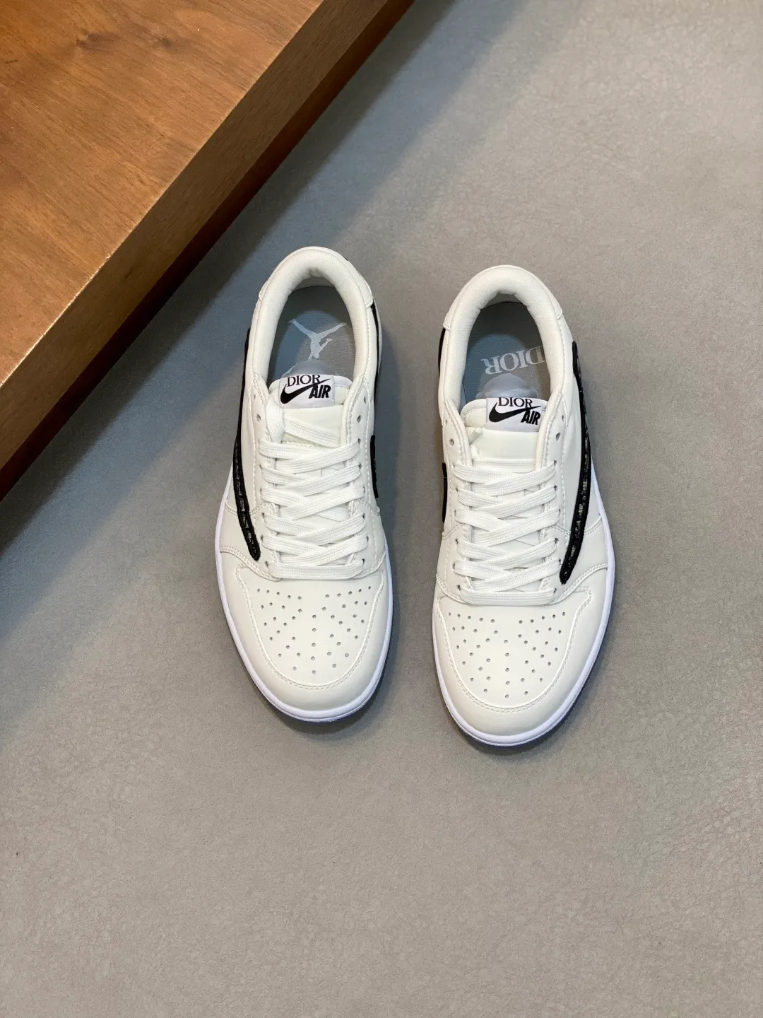Men's shoes 💰700 [Dior-AIR] Dior co-branded model - high-end quality original single casual sports sneakers - upper: 🔝 silk calfskin, toe punching technology, tongue, brand cloth label, heel. embroidered brand logo - lining: brand canvas - outsole: original TPR·rubber·two-color molded outsole -super high quality control·fine workmanship·prominent (high-end·luxury·grade) -Size: 39-44 (38, 45, 46, can be customized)